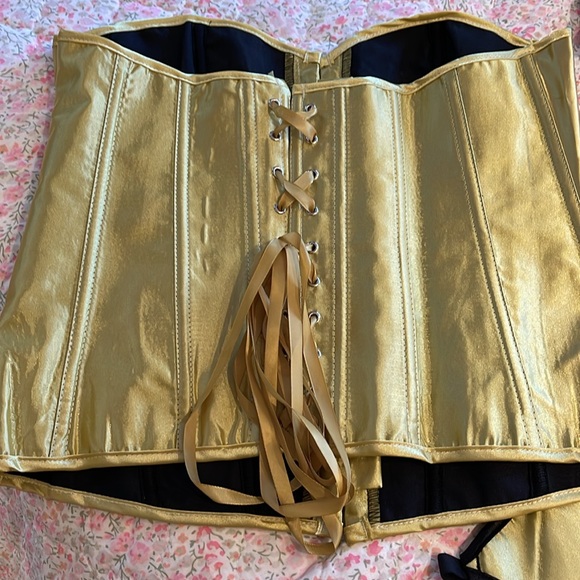 New unworn gold bustier - Picture 3 of 6
